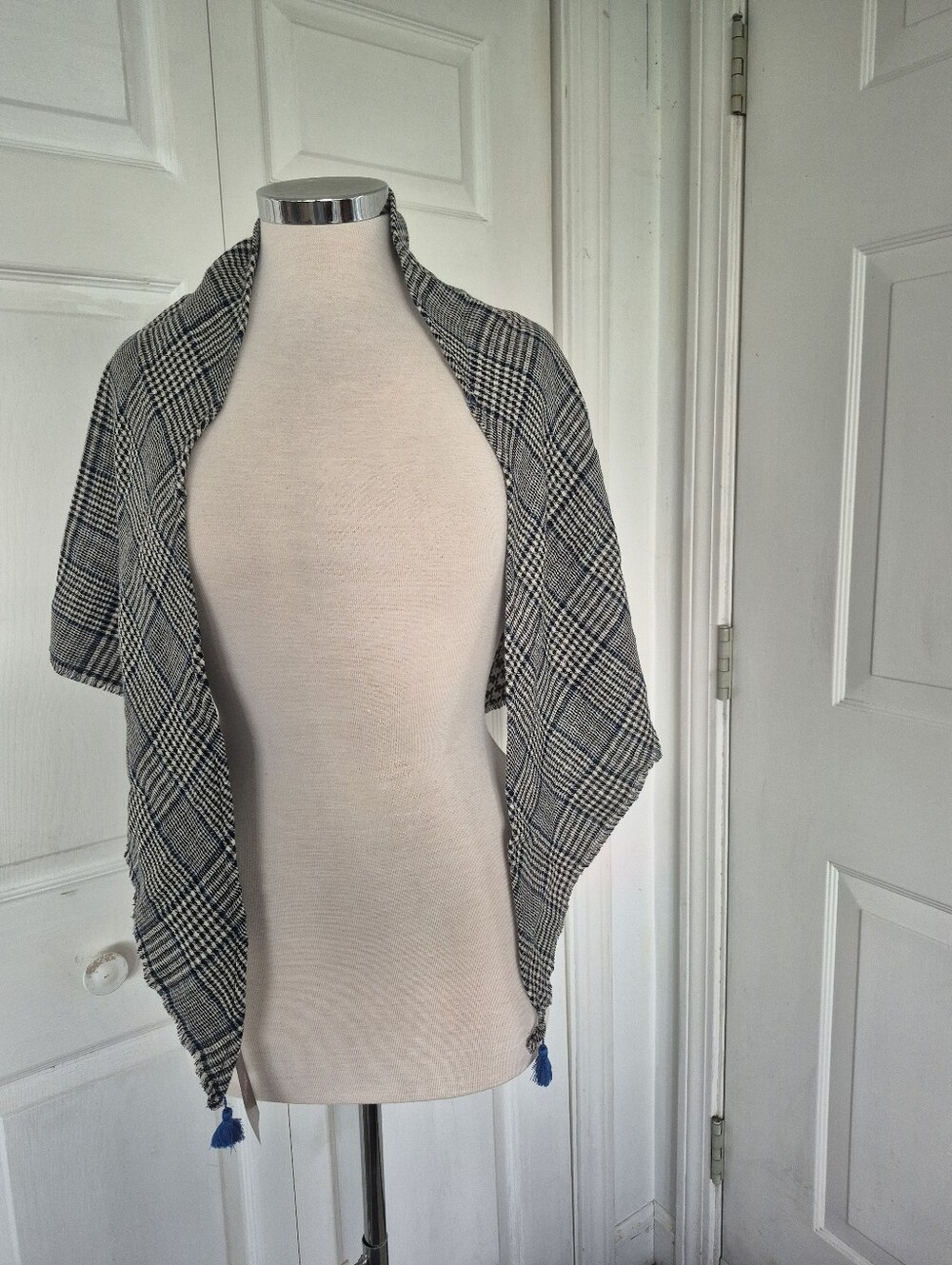 J Jill Triangle Reversible Scarf Blk/Wht/Blue Tassles NWT